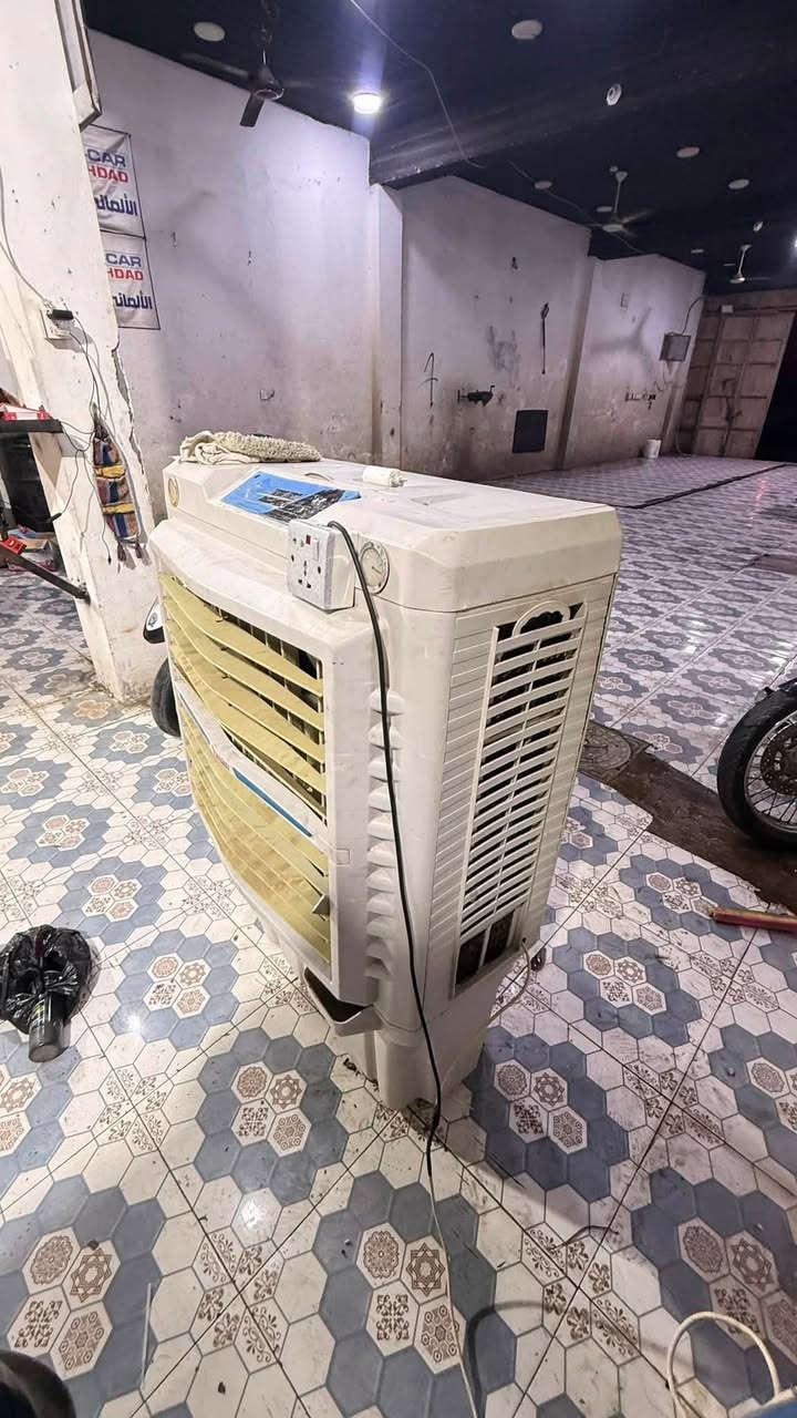 السلام عليكم العزاز مولده نوع كامل 7 ونص كيفي محرك جديد لا تنقيص ولا تبخير وملف توني جديد وكارت جديد وباتري جديد شغاله كاز نكره سلف بكل وقت للبيع سعره 600 وبيه مجال للشراي ومبرده قفله 75 هاذ رقمي شراي يتصل ***********
