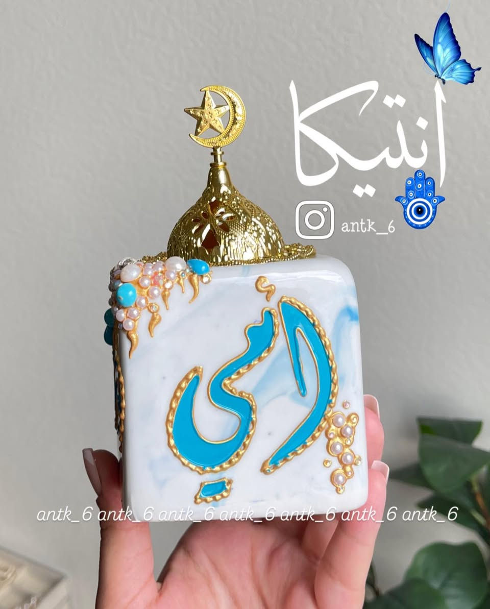 مو بس مبخرة…
هي لحظة حب وامتنان نهديها لأمهاتنا بـعيد الأم.✨🤍كل قطع أنتيكا تنرسم بكل حب ودقة… وكل تفصيلة تنعمل بروح.
🎨 ألواننا ثابتة… ما تبهت لا بالغسل ولا بالحرارة.
✨ والتنفيذ يكون تمامًا مثل ما تطلبون وتحبّون وكل طلبية نجهّزها بدقّة حتى توصلكم بالشكل اللي يرضيكم ✨🌼

🛵 توصيل داخل بسمايه: الف 
🚛 ولكل محافظات العراق: 5000
⏳ الحجز يتم قبل 3 أيام إلى أسبوع حسب الطلب..
.
#رسم_على_الزجاج #انتيكا #انتيكا_انتيكا #انتيكا_للرسم_على_الزجاج


**إذا كنت صاحب هذا الإعلان وتريد حذفه لأي سبب، رجاءا أرسل رسالة إلى الدعم الفني**