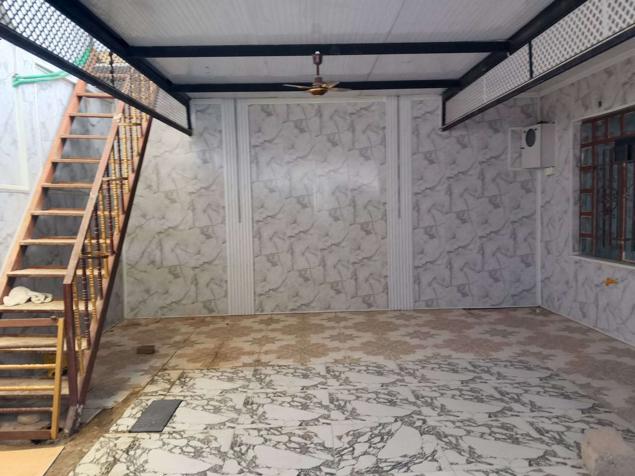 دار مساحة ١٠٠ متر ركن واجهة ٨ عمق ١٢ ونص كارت بلدية في مجمع الانصار اول بيت قرب الملعب قريب برطلة جدا يرهم لعائلة صغيرة يتكون من غرفة نوم صغيرة وهول كبير واستقبال ومشتملات وكراج يتسع سيارة ماء وكهرباء وشارع صبة يرهم مراوس مع سيارة حديثة 
للا استفسار
***********
