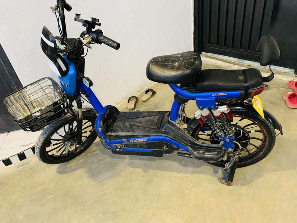 السلام عليكم للبيع دراجه شحن موديل 2025دراجه شرط كلها شغاله شلعه بيها فول بطاريات شرط جدد  ماينزل شحن كهربائيات كلها شغاله أربع سرعات تثبيت سرعه بيها تايرات جدد  السعر 190بي مجال الشراي يخابر عل رقم ***********
