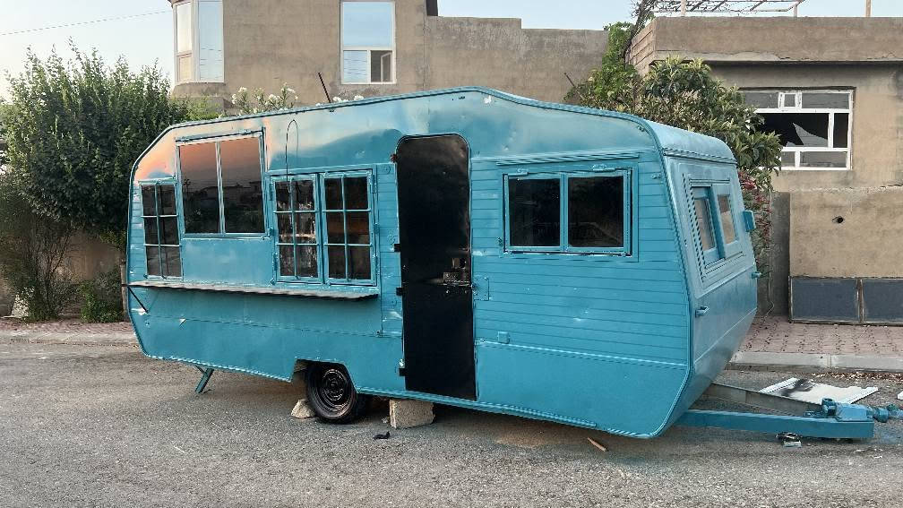 کەرەڤانە بۆ فرۆشتن

درێژی کەرڤانەکە ٥ مەترە، پانیەکەی ٢ مەتر
کارەبایی مەزبوت، 
دوو لیدی سەقفی بۆ دانراوە سێ مەترە
پەنجەرەکانی پێش و دواوەی ئەلەمنیۆمی سکەیە
پەنجەرەی بەشی لاتەنیشتەکەی کە بەشی پێشکەشکردنە ئاسنە
مێزێکی ستیلی گەڵبەنایزی دژە ژەنگی لەگەڵە
مێزێکی تەختە (بلۆک)ی لەگەڵە
سنگێکی قاپ شۆردنی لەگەڵە
جیهازێکی کریپی دوو ساجی لەگەڵە
بەڕادێکی پاک و بێ کێشەی لەگەڵە
هەندێ کەلوپەل و پێداویستی تری کریپی لەگەڵە

کامل هەموو ئەمانە ٣٢ وەرەقە و معامەلەیەکی کەم … 

بۆ پەیوەندیکردن/ *********** السليمانية, العراق
