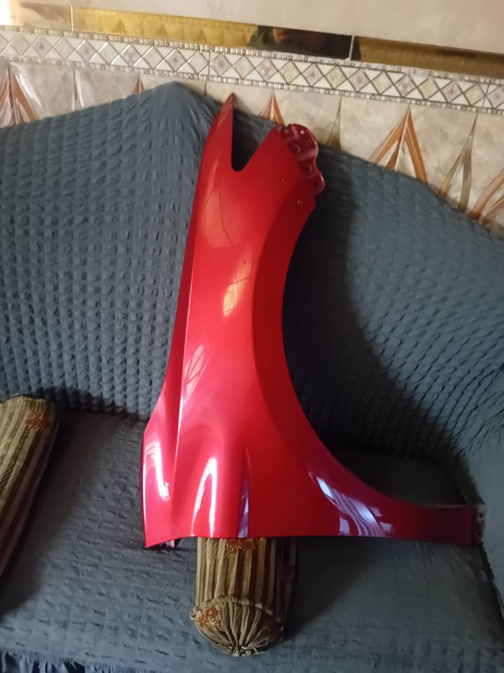 السلام عليكم عندي هذه الجاملغ احمر ماروني بلادي مال كامري موديل ٢٠٢٣مابي صبغ اريده بورقه ونص ***********
