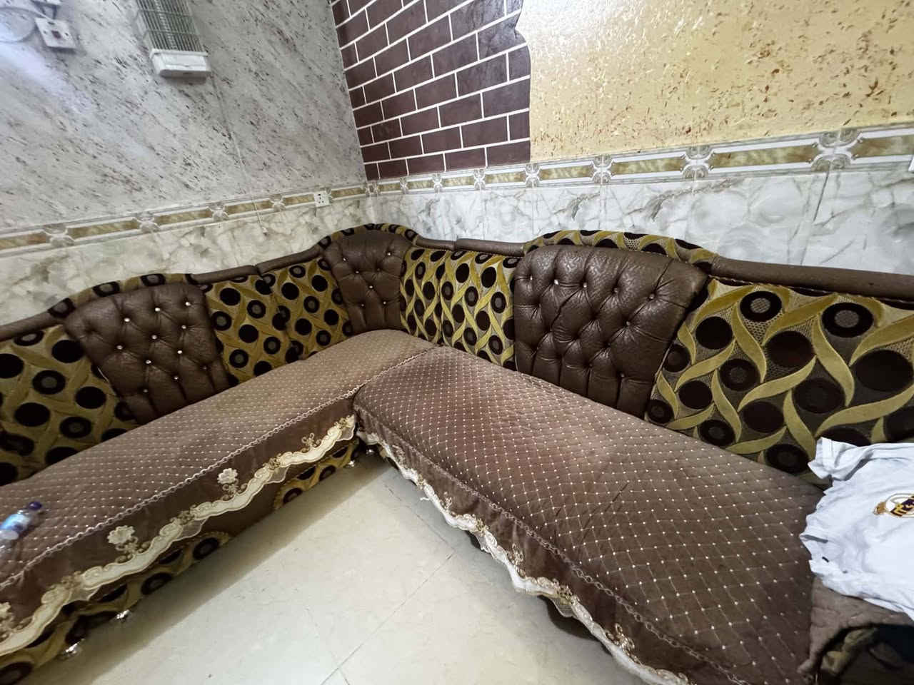 سلام عليكم ديوان ١٦ متر نظافه ٩٠٪ مع طبله كبيره و٤ صغار ولديوان الثاني ١٢ متر نظافه ٨٠٪ وكنتور ٤ ابواب وملحق نضيف مستعمل قليل السعر مليون و١٠٠ وبيهن مجال المكان بعقوبه خرنابات  ***********
