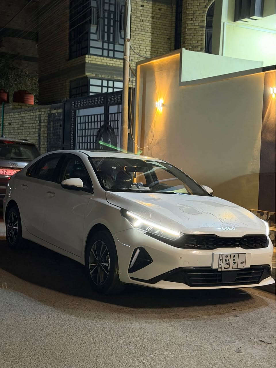 السلام عليكم ورحمة الله وبركاته فول مواصفات ١/١
كيا سيراتو او كيا k3   وارد خليجي السيارة جديدة بمعنى الكلمة  موديل 2024 
كفالة كير مكينة  ودواخل  وبدي كفاله ما عدا كارت في البنيد
وبارد بتقنية الـ pdr في الصندوق الخلفي
باقي السيارة كفاله من الرصعة والشخط 
السيارة بالواقع احلى من الصور بهواي
مواصفات السيارة 
لد امامي
لد خلفي متصل
حساس امامي في الدعامية
حساس خلفي في الدعامية 
رادار امامي
رادار خلفي
رادار جوانب 
مري كهرباء + شفط 
شاشة كبيرة 
شفتات استيرن 
كشنات جلد
تبريد كشنات
تدفىة كشنات 
كشنات كهرباء
فتحة سقف سلايد  روم
تبريد خلفي 
تحديد مسار 
تحكم استيرن
عدد الاربكات 8
السيارة بيها هواي مواصفات بعد
السيارة جديدة بمعنى الكلمة  حتى الدوس البلاد مامستخدمة في الكيس بالصندوك 
كتلوكات الشركة موجودة 
مكينة 1600 دبل نوزل دوش  المرغوبة
كير AT المرغوب
مكان السيارة البصرة ياسين خريبط 
السعر 135 بيها مجال حك الجيه 
رقم الهاتف *********** البصرة, العراق
