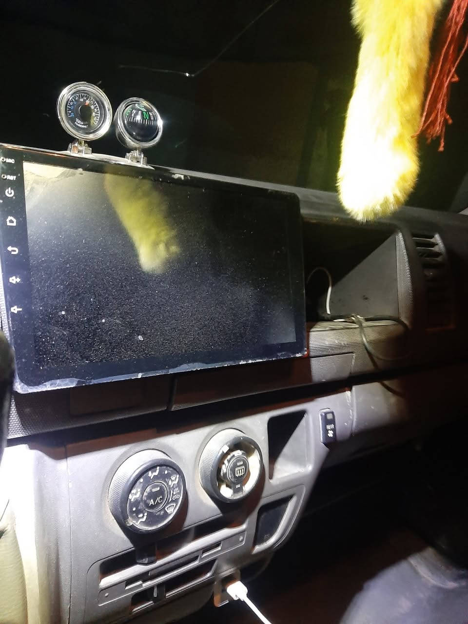 شاشه مال سياره باب اول شغاله كلشي مابيه السعر50الف قفل   مكان بغداد حي النصر ***********8
