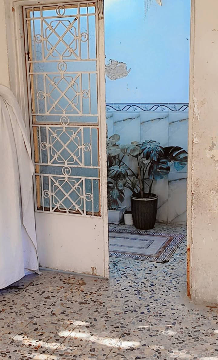 السلام عليكم
دار سكن طابقين طابو صرف باسمي 
موقع قريب عالشارع العام تقريبا خامس قطعه عن شارع حي اور  جهة الشعب المنطقة المقابل حسينية المصطفى أو قبل اعدادية يافا بفرعين محلة (٣٣١) المساحة ١٣٥ متر الواجهة ٦ متر الا سانتيمات والنزال ٢٠ متر متداخل من اخر الدار ٤ متر مساحة غرفة نوم يحتوي الدار على مدخلين و (٤) غرفة نوم ومطبخ و استقبال و حولي و ترك عدد ٢ و صحيات و كراج الدار بناء قديم اعكادة نضيف ارتفاع السقف ٣ متر يصلح للسكن وتم ترميمه الارضية كاشي موزاييك والجدران كل المنزل سيراميك والمطبخ سيراميك  و الحمامات سيراميك الدار موقع مميز وكل الخدمات متوفرة قريبة عليه علما البيع سعر ارض 
سعر المنزل ( ٢٠٠/٣٠ ) مائتان وثلاثين مليون دينار عراقي وبي مجال للشراي ابيع سعر ارض والبناء غير محسوب 
للمعلومات الاتصال على رقمي/ ***********
