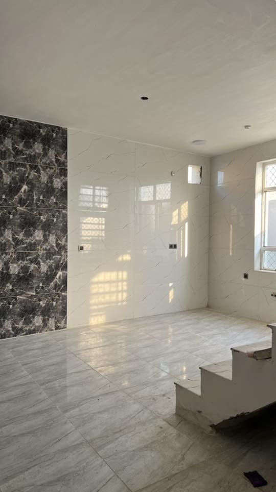 دار للبيع جديد بناء حديث طالع منه البنه المساحه 100 متر
واجهة 10 متر نزال 10 متر / موقعها الحله /ابو خستاوي التقسيم الجديد بفرع حسينية ام البنين 
محتويات البيت 
غرفتين نوم ، استقبال ، مجمع صحيات ، صحيات خارجية ، مطبخ ، كندور
منطقة نظيفة وجديدة وخدمات كامله

للاستفسار اكثر ولمعاينة العقار الاتصال على الرقم 
***********
***********
