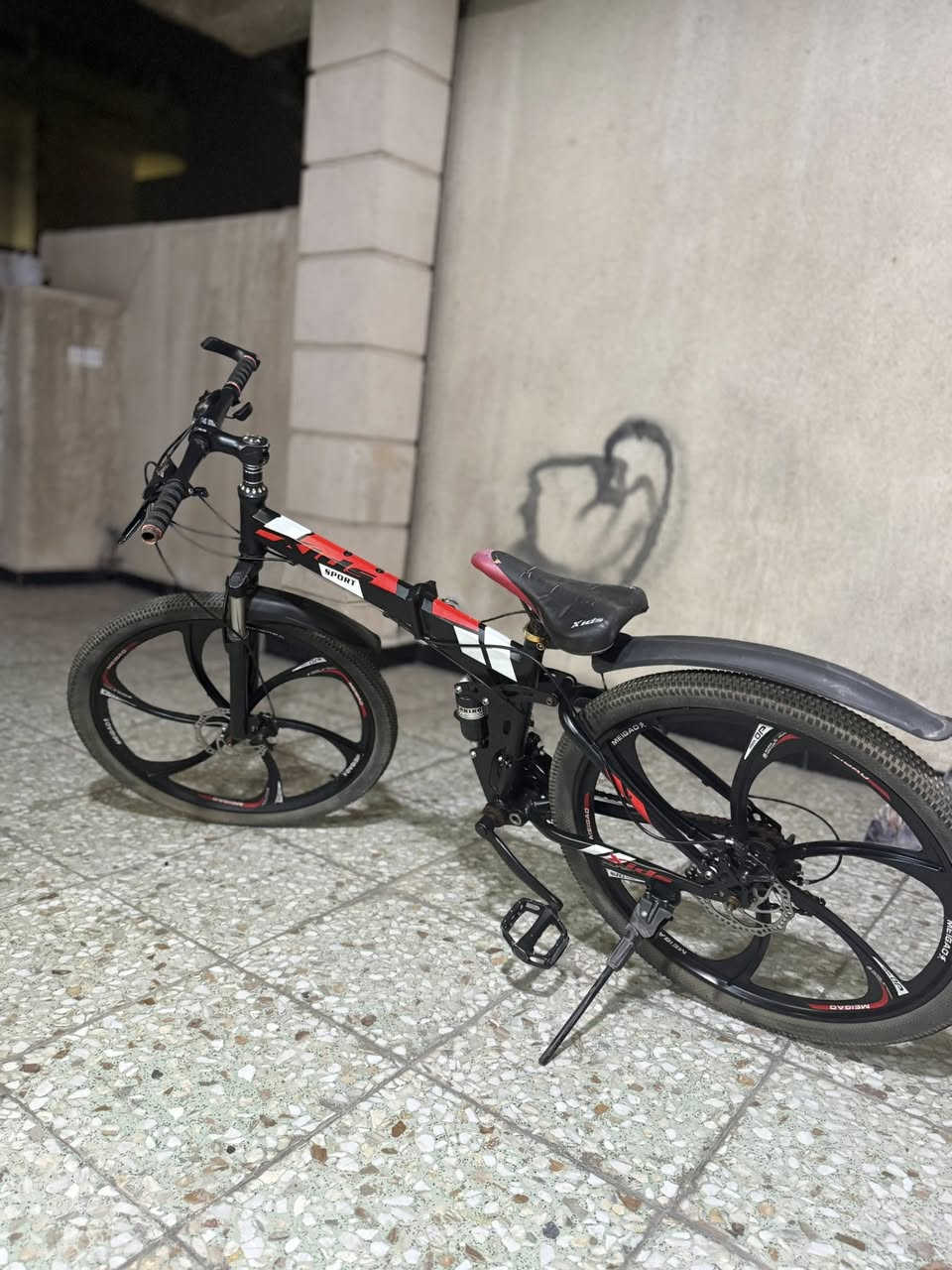 بايسكل سبورت مرتب كلش ونظيف وكلشي شغال شكله حلو وسبورت وتكدر تطبكة والويل مالته حلو وتاير رفيع وبريكات زينة اخو الجديد ومرغوب جدا قياس 26 
رايده ب 130 وبيه شويه مجال للطيبين
للي مهتم يتواصل ويايه واتساب او رصيد على الرقم *********** 
مكاني بغداد حي العدل 
موجود توصيل لكن غير مسؤول عن البايسكل اذا صارله شي بالتوصيل الافضل تجي تاخذه
