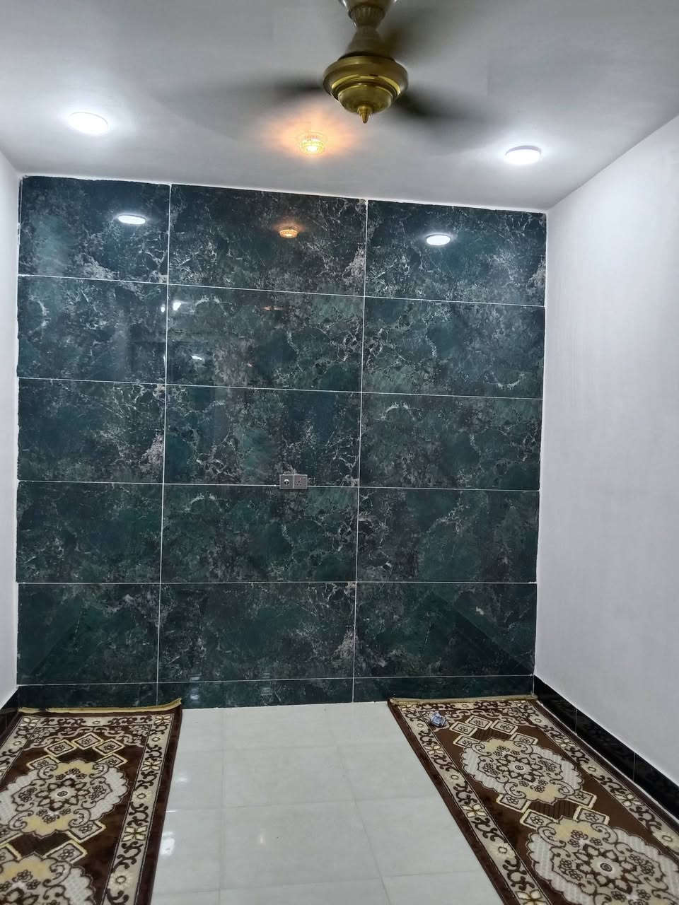 سلام عليكم يوجد مشتمل للبيع في سفحه الثانيه يباع على المبادرة ونقد المشتمل جديد بكان مميز جدا ***********
