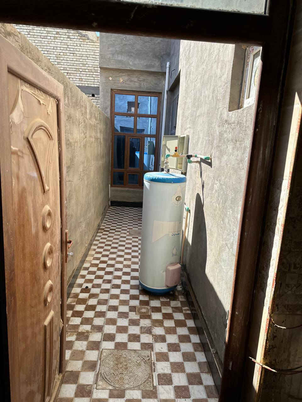 بيت للبيع في حي القدس قرب المدرسه الصينيه 
مساحة ٢٥٠متر بناء درجه اولى طابو تحويل مباشر منطقه راقيه جدا استفسار اكثر اتصل على هذا الرقم ***********السعر ١٩٠ وبي مجال
