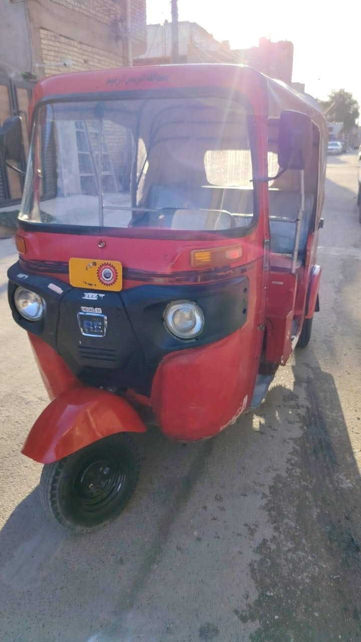 تكتك باجاج موديل 2018 شهر  4 مكينة 20  مكفولة اوراق ..بيها نقص بس الوصل تكتك مسويلها ادامة كامله من دبلات خلفيه وامامي.ودرايم شفتات جديد وقمچيات كلها جديدة مال كلچ وبريك وبانزين.تخم تاير جديد تكتك گبل للشارع مكانها بغداد الشعب سعرها 3500   وبيه مجال ***********
