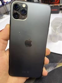 ايفون ١١ برو ماكس ذاكرة ٢٥٦ مبدل شاشة اصلي تفصيخ وبي فطر بلشاشة قليل و...