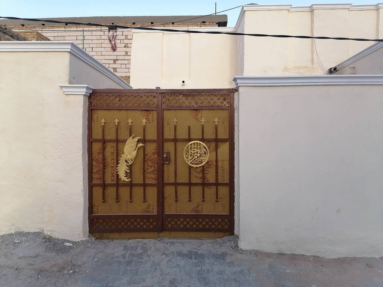 دار سكن ١٠٠ متر طابو صرف
واجه ١٠متر ونزال ١٠ متر
البناء ترميم جديد
استقبال
غرفة نوم
صاله
مطبخ
صحيات
السعر ٤٥ مليون 
الموقع الديوانية حي العسكري الثالث خلف مدرسة المسرة
عالي عن الشارع وخدمات كامله تبليط رصيف ماء مجاري كهرباء 
للاستفسار أكثر مراجعة مكتبنا التوكل للعقار الكائن في حي العسكري شارع ٣٠ او الاتصال والمراسلة على الواتساب على الرقم ***********
