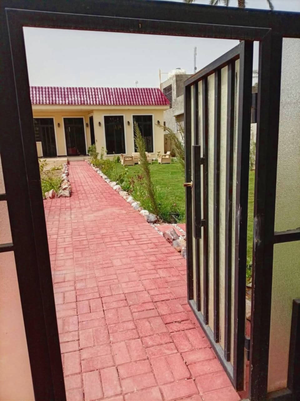 السلام عليكم متوفر  دار ستراحه مساحه
٥٠٠متر واجه 12.5 نزال ٤٠
داخله منزل مساحه ١٠٠متر مربع يحتوي صحيات وغرف نوم ٢ مطبخ صاله ستراحه
وكراج سيارات  وحديقه مرتبه  موقعه الدوره البوعيثه 
تبعد عن سده 250 متر موقعه كلش حلو  سند ٢٥ قرار محكمه 
تصلح للسكن  أو مزرعه 
سعر مناسب خدمات كامله  مدارس قريبه عليه 
للاستفسار اتصال ***********
