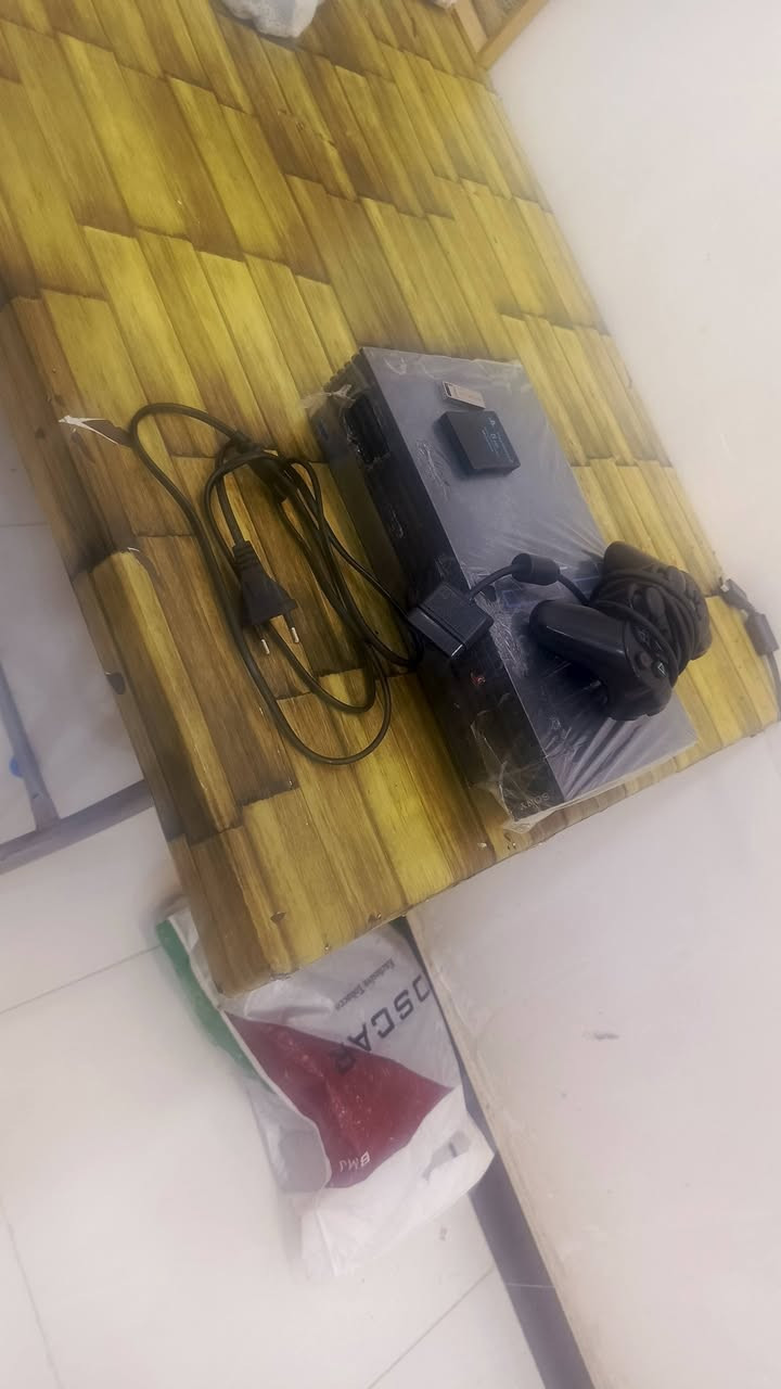 السلام عليكم عندك جهاز بلاي 2 شغال نظافته 95 مع التوصيل سعره 60,000 وراسلنا خاص على واتساب ***********
