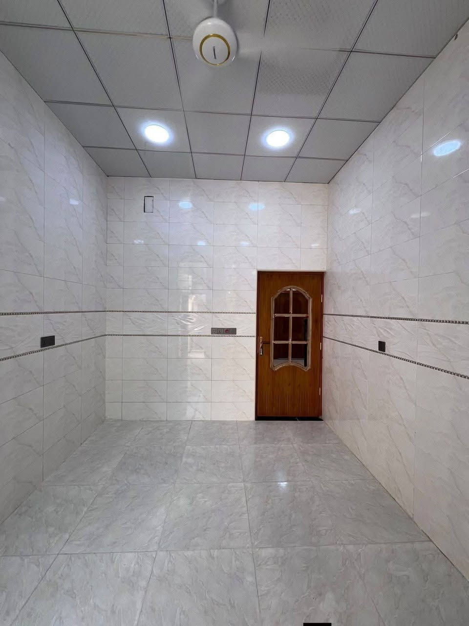 دار سكن للبيع 🏠

تستلم دارك عند المكاتبة مفتاح 🔑

تصميم مميز ملكي ( أكيد أجمل من التصوير )

#المساحة :: 120م 

الدار يقرب من السايدين الداخل 300م

#العنوان :: إبي الخصيب - الصنكر - قرب مازن سنتر .

#يحتوي :: كراج . استقبال . مطبخ . صحيات خارجية .

صالة . درج . صحيات داخلية . غرفتين منام . مناور .
…………….
ملك صرف زراعي عراقي نموذج 25
…………….
#السعر_المطلوب    75  مليون قابل للتفاوض .
…………….…………
#للأستفسار  ***********   مع وتساب
