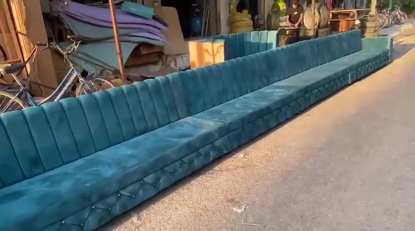 الديوان ليس مجرد أثاث... إنه عنوان للذوق وهيبة للبيت، ونحن نصنعه بكل شغف وإبداع ليبقى الجمال حاضراً في كل زاوية. نجارة ودوشمة سومر ❤️ لعمل جميع أنواع الديوان والطخم عنوان حي سومر تقاطع الثاني مقابل كوفي القمة *********** واتساب/ انتصال
