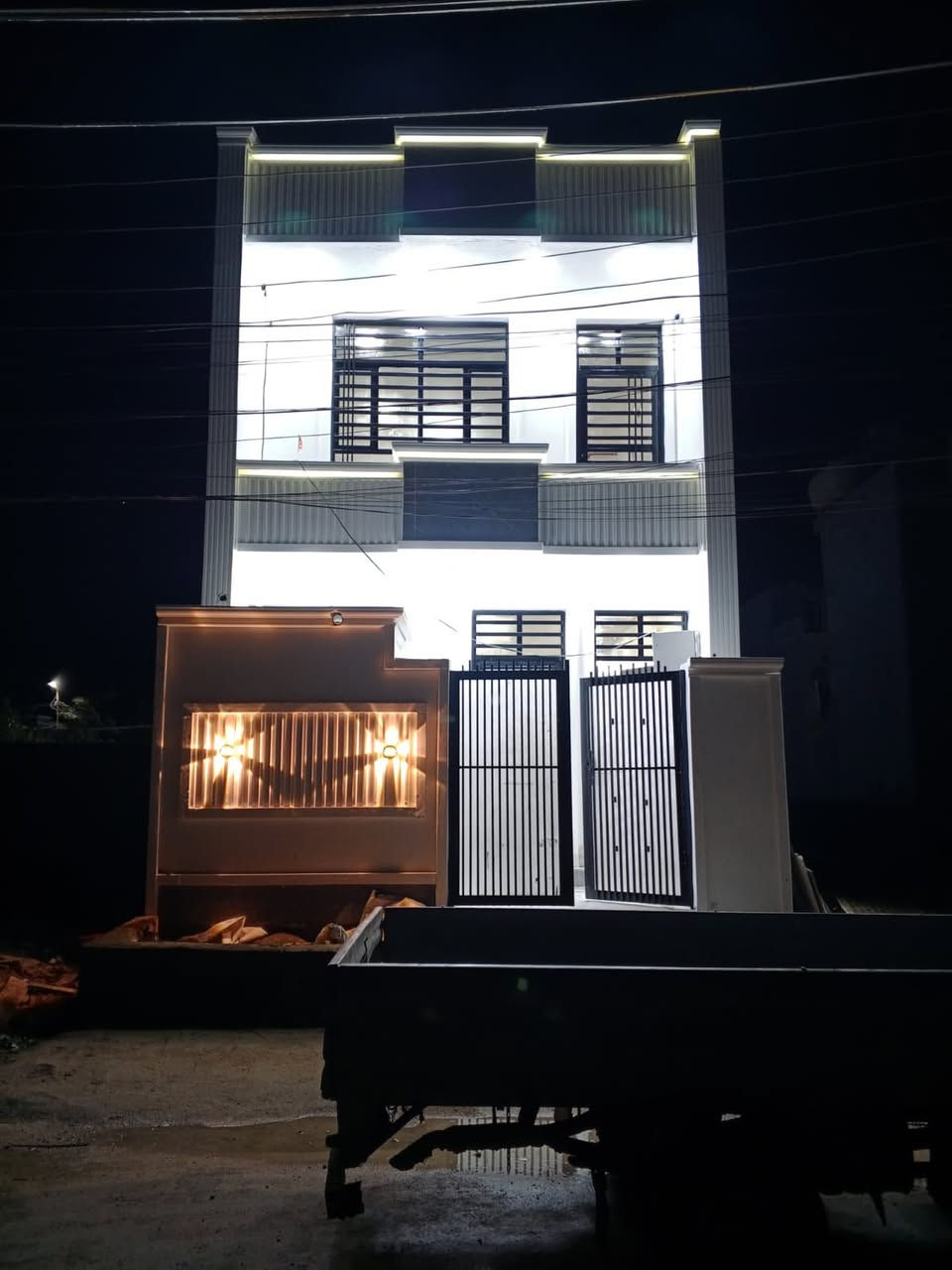 السلام عليكم بيت للبيع طابو سند ٢٥ المساحه ١٠٠ متر  كامل خدمات تبليط ماء كهرباء مجاري بناء جديد زيرو شغل درجه اولى يحتوي ع غرفتين نوم وصاله وستقبال مطبخ حار وبارد صحيات داخليه وخارجية السطح كامل شتايكر الإنتصار المهندسين  الاستفسار ***********
