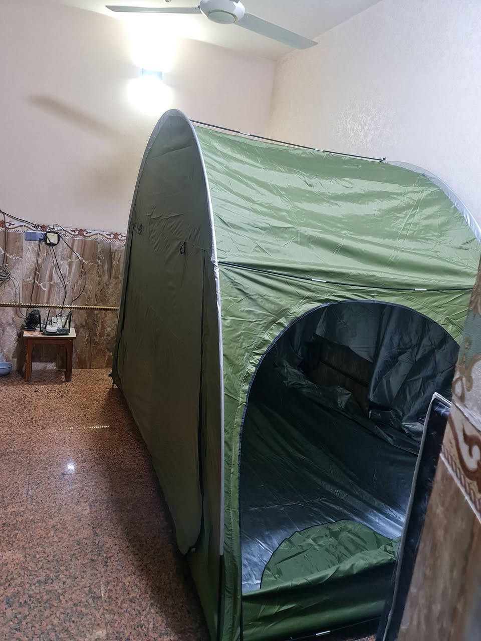 سلام عليكم خيمه حجم كبير طوله متر ونص وعرضه ٣ مترات ورتفاعه هم ٣ مترات .تنشد وتنفتح متحركه وسهله بل شد..سعره ٤٠ الف..***********
