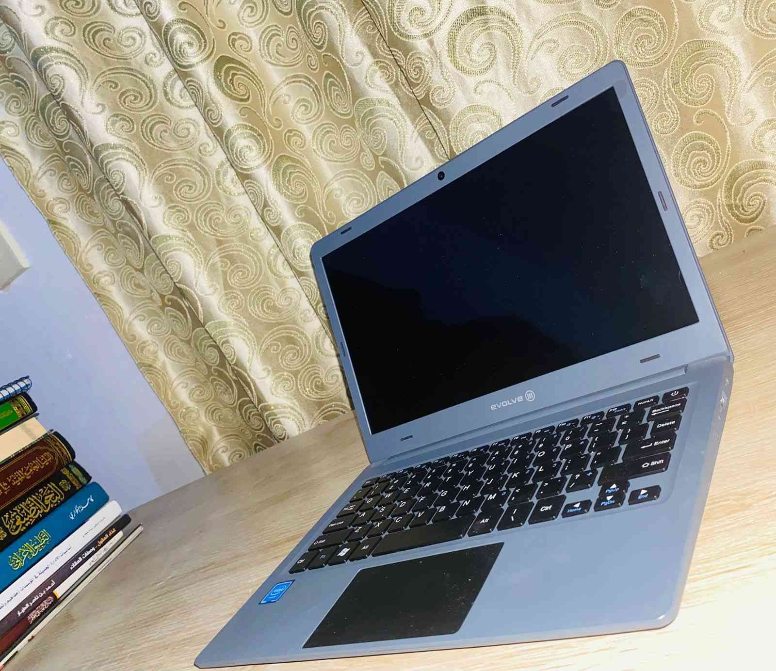 السلام عليكم،
أعرض لكم لابتوب اقتصادي وعملي من شركة Evolve III، الجهاز حرفياً "شبه زيرو"، استخدمته استخدام قليل جداً جداً وما زال بنظافة بلاده بدون أي خدش. اللابتوب خفيف الوزن وممتاز جداً للطلاب، الأطفال، والأعمال المكتبية اليومية.

📌 المواصفات الأساسية:
 * 🔸 الموديل: Evolve III Maestro
 * 🔸 المعالج: Intel Celeron (ممتاز وموفر للطاقة للمهام اليومية)
 * 🔸 الرام (الذاكرة العشوائية): 4 كيكا بايت
 * 🔸 الذاكرة (التخزين): 64 كيكا بايت (مناسبة للنظام والبرامج الأساسية)
 * 🔸 الشاشة: 11.6 بوصة (حجم مدمج، مثالي للتنقل ومريح للعين)
 * 🔸 نظام التشغيل: Windows (جاهز للاستخدام المباشر)

✨ لمن هذا الجهاز؟
✔️ مثالي للدراسة أونلاين، والبحوث المدرسية والجامعية.
✔️ ممتاز لبرامج الأوفيس (وورد، إكسل، بوربوينت).
✔️ تصفح الإنترنت، مشاهدة يوتيوب، والأعمال البسيطة.
✔️ وزنه خفيف جداً، تگدر تخليه بالجنطة وتاخذه لأي مكان بسهولة.
💡 حالة الجهاز: نظافة 100%، بطارية ممتازة جداً تدوم طويلاً، ويأتي مع الشاحن الخاص به. (الصور المرفقة توضح نظافة الجهاز).
📍 المكان: سامراء (أو اكتب منطقتك بالتحديد)

💵 السعر: 120 ألف دينار وبي مجال .
📞 للتواصل: يرجى مراسلتي على الخاص على الواتساب أو الاتصال على الرقم: (***********)
