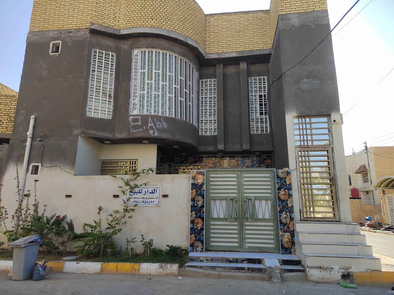 منزل للبيع المساحة 140 متر بناء حديث ركن
في حي اور الثانية 
يحتوي على شقه معزوله تتكون من غرفتين وصاله ومطبخ  وصحيات
والبيت
 3 غرف 
وديوانية 
 ومطبخ 
وصاله
ومنور 
وصحيات 2 
للاستفسار الاتصال على الرقم
***********
