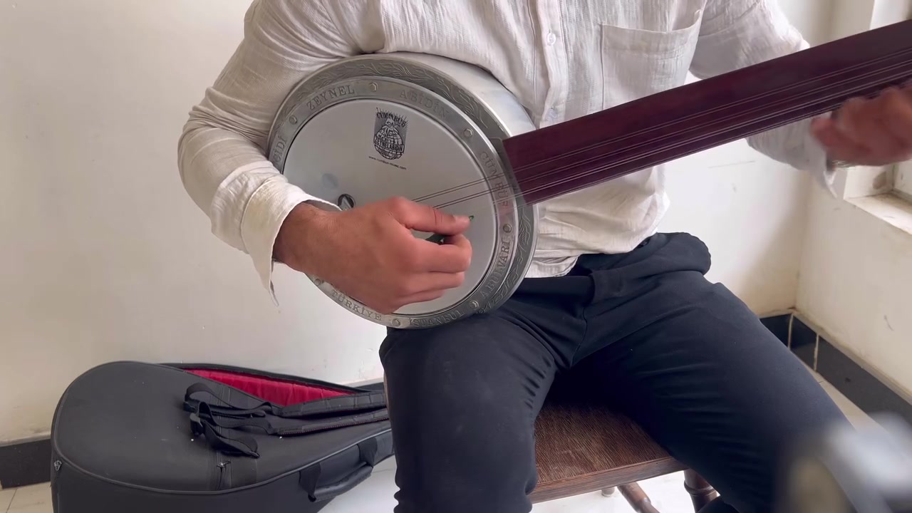 بانجو تركي للبيع نظيف جداً ، فقط يحتاج تخم اوتار جديد،
الاوتار المربوطة تمشي شهرين ،

متوفر دورات تعليم العزف على هذه الالة


**إذا كنت صاحب هذا الإعلان وتريد حذفه لأي سبب، رجاءا أرسل رسالة إلى الدعم الفني**