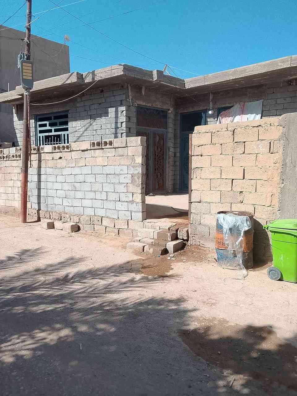 بيت البيع المكان الرمادي الورار شارع الحوانيت السعر 85وبي مجال المساحا 216 الاتصال عله رقم ***********
