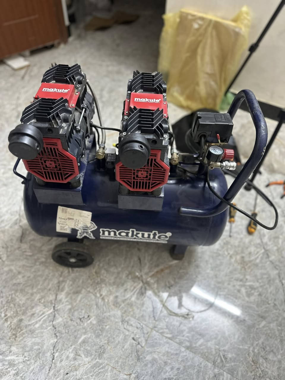 للبيع مستعمل نظيف شغال 100 % اي نقص مابي
دبل بستم 
كاتم 
فتحتين هواء 
ماركة makute
50 لتر 
سعر 325 الف
***********
