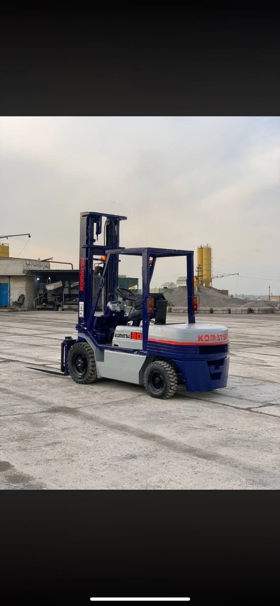 لبيع شوكيه كوماتسو 3 طن  3 حركات كله شغال مكان بغداد ابو غريب ***********
