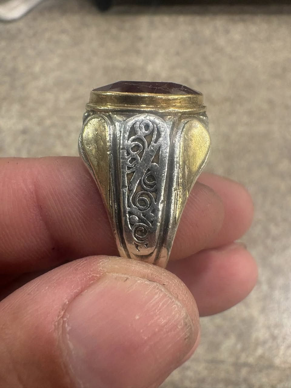 ياقوت افريقي صياغة ثقيل داير صب ذهب وتطعيم 4 ريش ذهب وزن الخاتم 23 قياس 23 الحجرة اصلية بس بيها مثل الدمارات ابيع ذهب وفضة 3 اوراق


**إذا كنت صاحب هذا الإعلان وتريد حذفه لأي سبب، رجاءا أرسل رسالة إلى الدعم الفني**