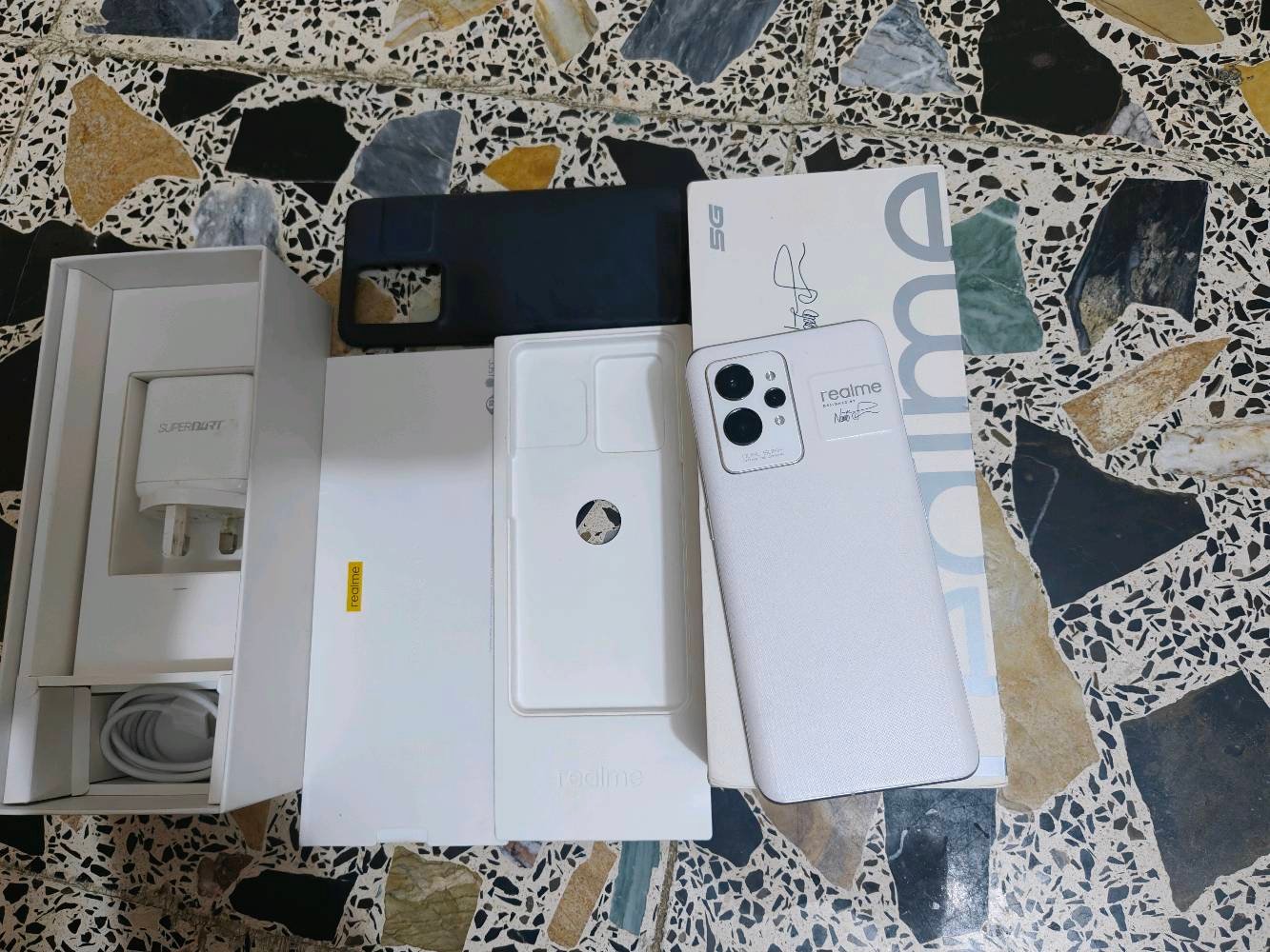 ريلمي gt 2 pro  نسخة عالمي اذكرة 256 رام 12 نظافة 99% للبيع سعر 375 مجال بسيط عنواني بغداد اي استفسار عالرقم ***********