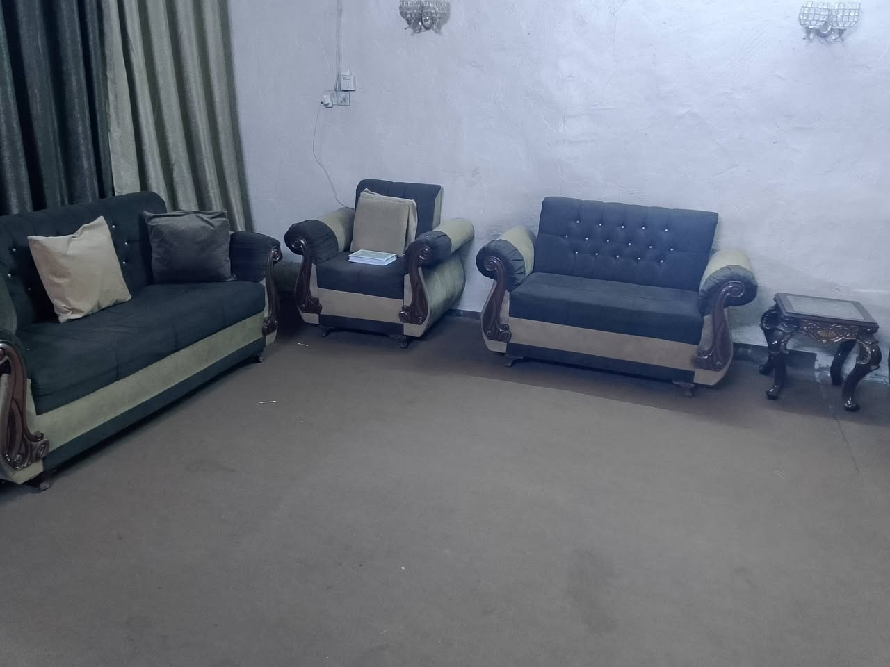 السلام عليكم تخم 10 مقاعد نوعية ممتازة مستعمل قليل جدا ..
 مع سيت طبلات عدد 5 درجة اولى طبله كبيرة واربعة صغيرة .. 
مع ميز شاشة 
التخم مع الطبلات مع الميز بسعر مناسب جدا جدا 
العنوان: بغداد / حي العدل
الاتصال على الرقم 
***********
يوجد واتساب
