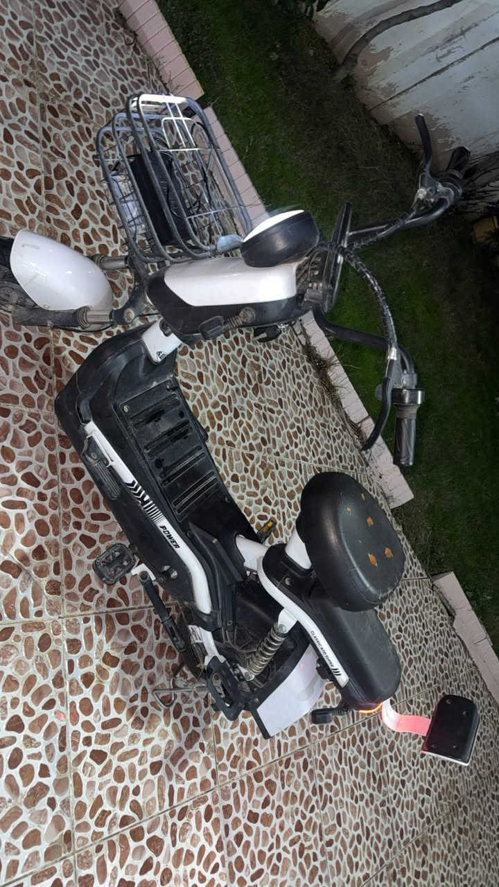 السلام عليكم درجه كهربائيه الموصفات / السرعه 40 وبيها 3 سرعات  للبيع نضيفه جداً واستعمال قليل سعر ١٠٠ الف 
العنوان /  اربيل / الزيتون 
*********** / واتساب 
***********
