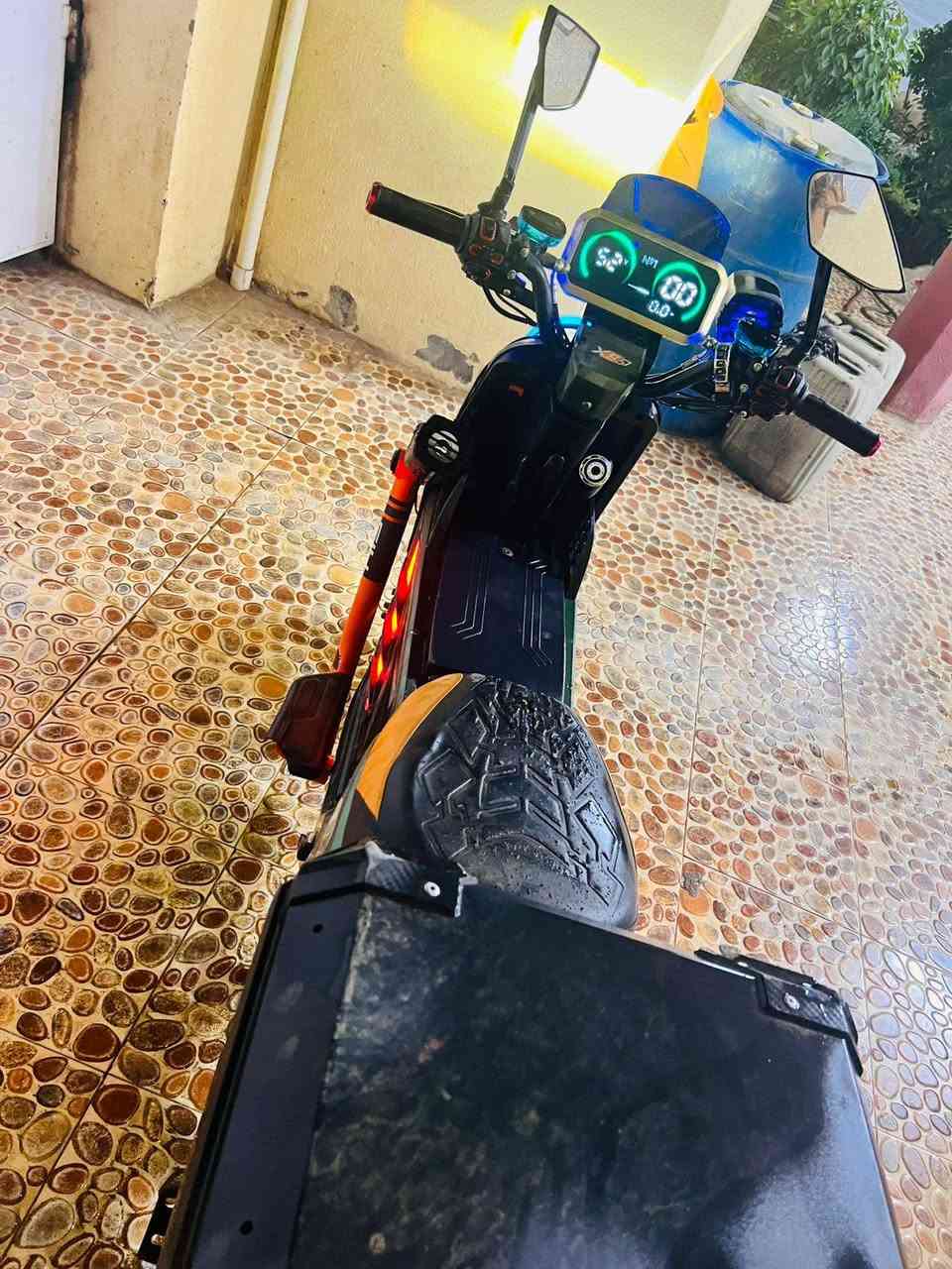 سلام عليكم دراجة شحن x900 خمس بطاريات و كلشي شغال بيهة و رايدهة ب 500 و بيهة مجال مكان ديالى الخالص حي الزهراء و هاذا رقم تواصل ***********
