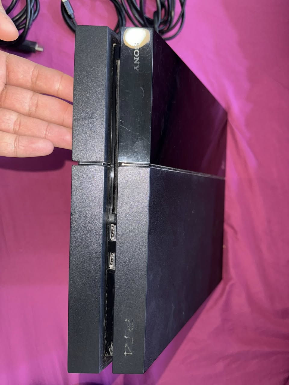 بلي ٤فات اخذته مستعمل شغال يدات وحده اصليه والثانيه تجاريه كامل ملحقاته  النضام موجود بل فيديو هوه. ومساحت التخزين


**إذا كنت صاحب هذا الإعلان وتريد حذفه لأي سبب، رجاءا أرسل رسالة إلى الدعم الفني**