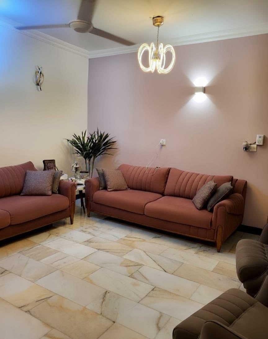 السلام عليكم ، دار للبيع في بغداد البياع حي الرسالة الثالثة طابو ملك صرف مساحة 83 الطابق الارضي يحتوي على هول ومطبخ وخدمات وكراج ومدخل الطابق الثاني غرفتين وبيتونة وسطح .. يوجد في السطح مخزن ، بناء حديث الارضية مرمر تركي والسيراميك اسباني شغل درجة اولى ..
للاستفسار : ***********
