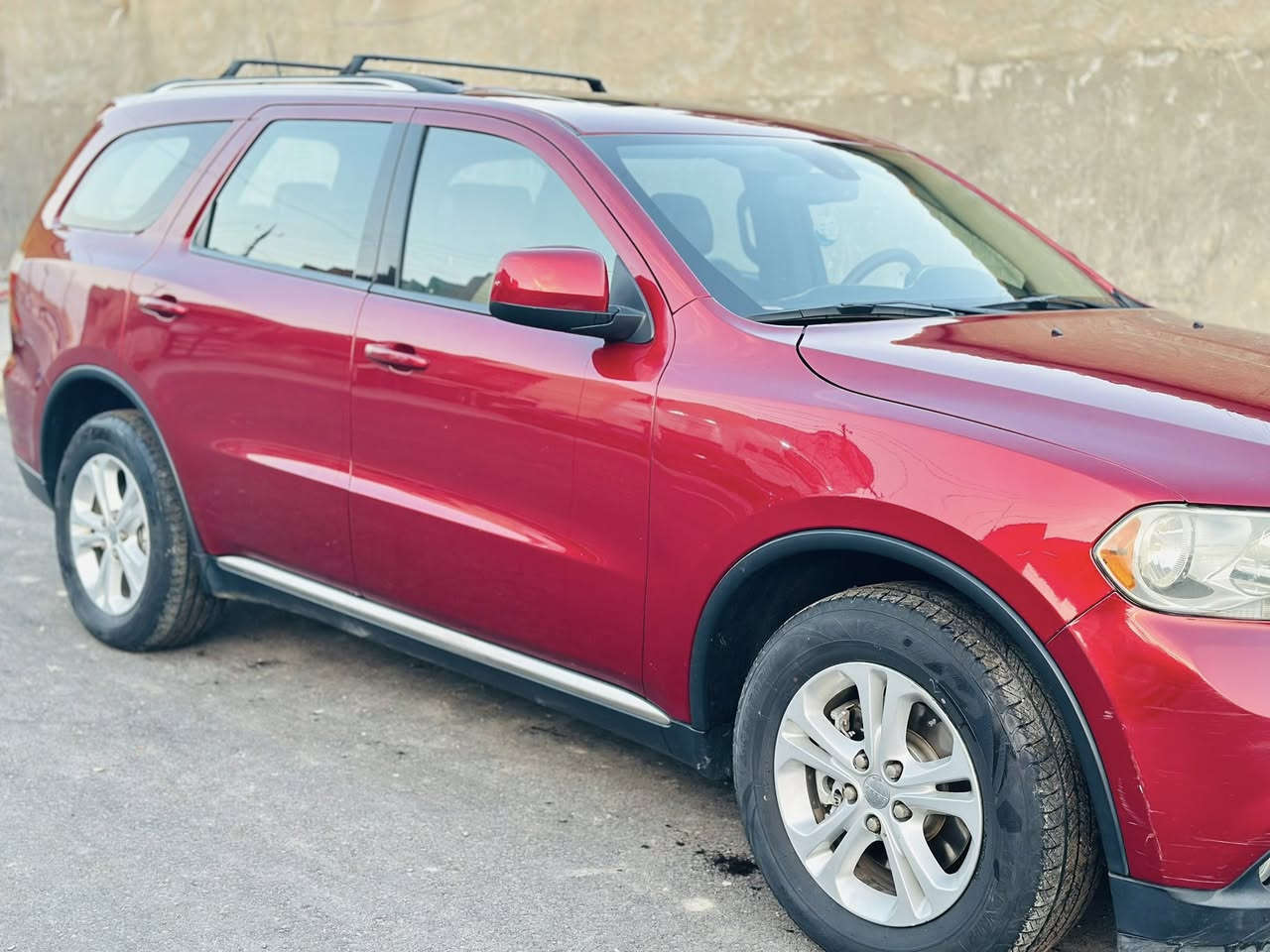 السلام عليكم
دورنكو موديل 2013 خليجي 
مكفولة من كلشي 
فول مواصفات 
لون كرزي 
فتحة سقف
‎ كشنات جلد 7راكب 
تدفئة تبريد 
كامرة خلفية حساس خلفي بلادي
محرك 3600
باقي التفاصيل بالصور 
السيارة بيه بارد مكانات بسيطة كما موضح بالسونار
ماشية (147الف) حقيقي 
السيارة مال جناي باسمي استخدام شخصي مال بيت 
السعر( 215) وبيه مجال للشراي 
مكاني بغداد رقمي للتواصل 
***********
