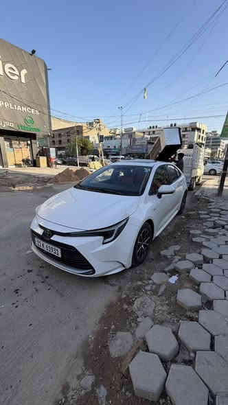 كورلا الشكل الامريكي موديل ٢٥ زيرو بعدها بريحة الشركة قبل يومين ماخذها من شركة الحلو وبيها دفتر ضمان من نفس الشركة السيارة مرقمة وكاملة عنوانها بحي الجامعة 
***********
داخل احمر
كشنات جلد كهربائي 
كامرة خلفية 
فتحة(سلايد)
اشاير بل مري
تحكم جهتين
ومعروفة مواصفات الكورلا
