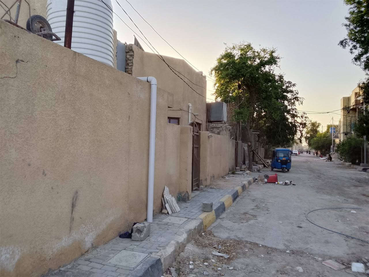 دار للبيع الوجه (13)م ونزال(14ونص) م مساحه تقريبآ(190)م  طابقين عالي عن شارع (خدمات كامله) 
غراف نوام عدد(4)  الغراف مساويه المساحه(4*5)م
صاله عدد (2)الطابق الاول (10*4)م وطابق الثاني (7*4)م
+مطبخ+ستقبال+حمامات عدد( 2) +بيتوانه +ترك بجانب البيت (3*14ونص)م لبيت كله سيراميك طابق الثاني شغل حديث الجدران جبسن وسقف تغليف جبسن
 سطح شتايكر مزفت كامل سعر 75 وبي مجال قليل
موقع حي طارق القديم فرع البانزي خانه المتروكه
*********** الرقم بي وتساب

