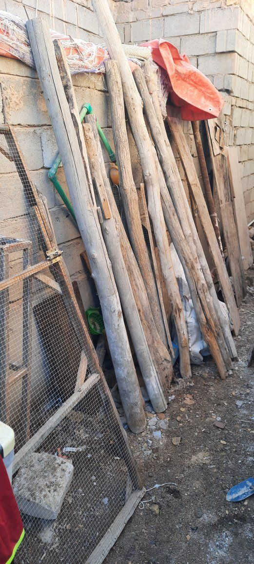 سلام عليكم اعمده خشب للبيع العدد 23 كبير وصغير مثل ماموضح بصور التواصل رقمي ***********
