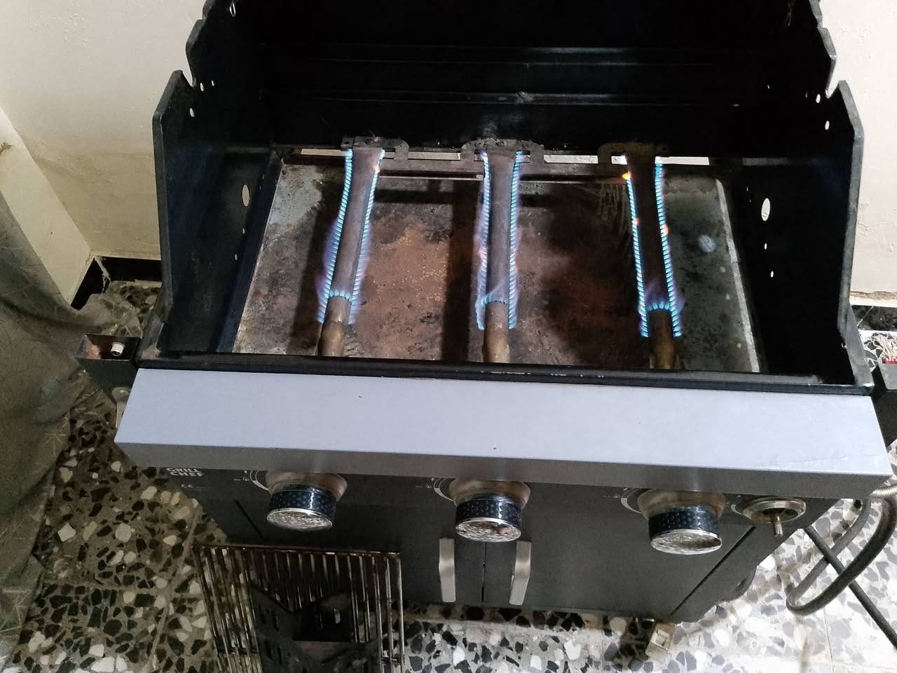 شواية Grill Chef 3 عيون 
السعر: 300 ألف او بيه مجال قليل 
2. العيون ستانلس أصلي ما مبدل 
3. الترمومتر شغال 100%
4. نظافة وكالة،

المكان (مدينه الصدر ) رقم الهاتف:*********** واتساب
