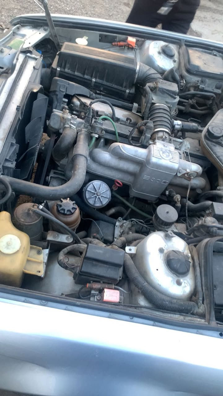 للبيع 730 سيارة جاهزة او كير مكينة حدادية تبريد ثلج كهربائياتها كلها شغالة داخل اسود ***********
