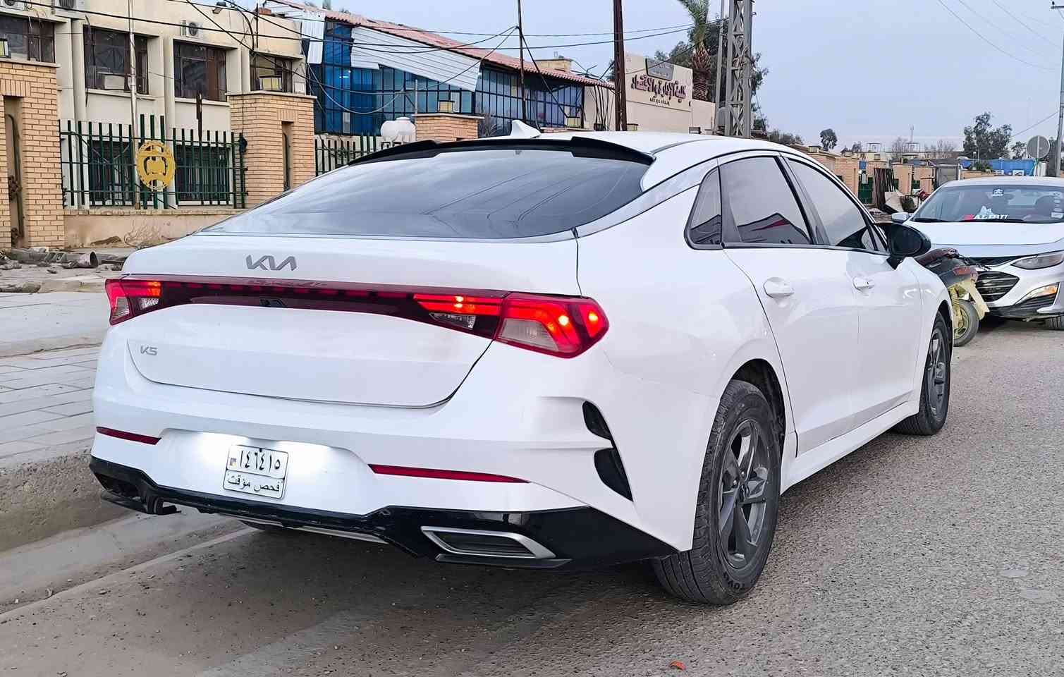 السلام عليكم
للبيع 

النوع كيا كي فايف  K5 امريكي

حره بدون رقم منفيس بأسمي 

السعر   135$

الموديل 2024

المواصفات 

شاشة كبيرة 

بصمة  

تشغيل عن بعد 

تحكمات استيرن فول 

رادار خلفي 

رادار امامي 

نقطة عمياء 

توقف ذاتي 

كامرة خلفية 

محرك 1600 تيربو 

وضعيات قيادة سبورت نورمل ايكو  

حادثها موضح بالصور 

مكان السيارة ديوانيه

***********
