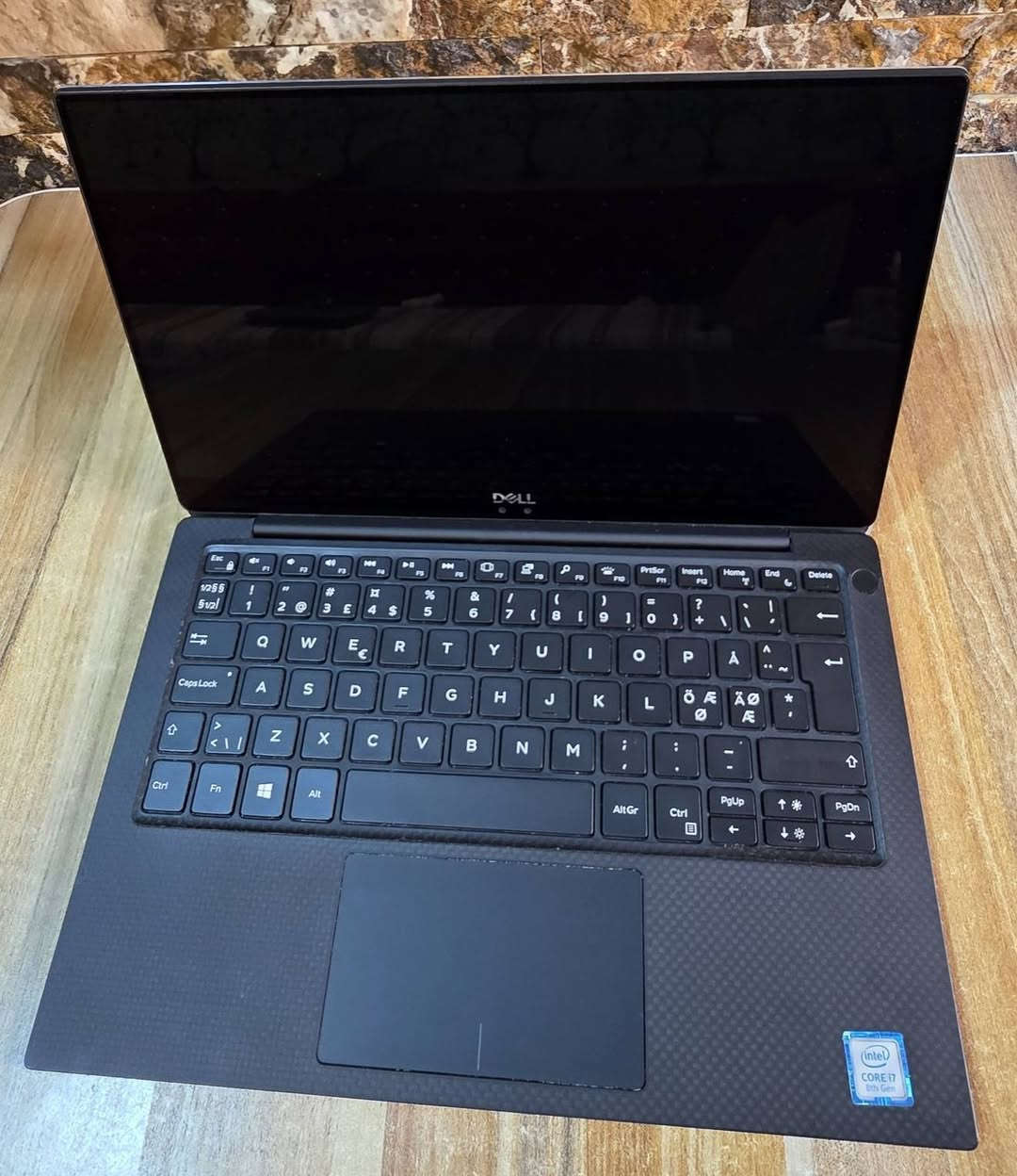 💻 لابتوب من الجيل الثامن (8th)
              🔷 Dell XPS 13 9370
✅ المواصفات:
🟩 المعالج Cor i7
🟩 الجيل الثامن  8th
🟩 الرام 8 گيگا 
🟩 الهارد 256 GB نوع SSD السريع جداً 
🟩 حجم الشاشة 13 انج 
✅السعر ( 290 )الف ☑

💥 ملحقات الجهاز:
شاحنة الاصلية 
📞 للاستفسار :
  الاتصال ✅  
***********
***********
