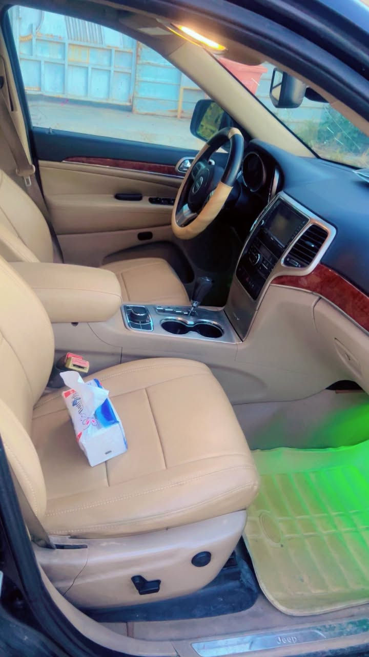 جيب  ليمتد 2011 كندي – فول أوبشن 

 المواصفات:

* محرك V6 سعة 3600
* بصمة + تشغيل عن بُعد
* سلايت (بانوراما)
* دفع رباعي 4x4
* مقاعد جلد فاخرة
* مقاعد كهربائية
* شاشة
* كاميرا خلفية
* حساسات
* تحكمات على المقود
* مانع انزلاق
* محدد سرعة (كروز كنترول)

📋 الأوراق:

* رقم بغداد
* السيارة باسمي مباشرة

 الحالة:

* قطعة واحدة صبغ فقط
* بونيد مبدل بدون إيرباك
* جاهزة بالكامل ولا تحتاج أي صرف

 محرك ممتاز
كير ممتاز
 تبريد ممتاز
 كهربائيات ممتازة
الصدر كل شرط
مكان السياره بغداد الكرخ 
السعر 155 وبيها مجال 

رقم صاحب سيارة ***********

