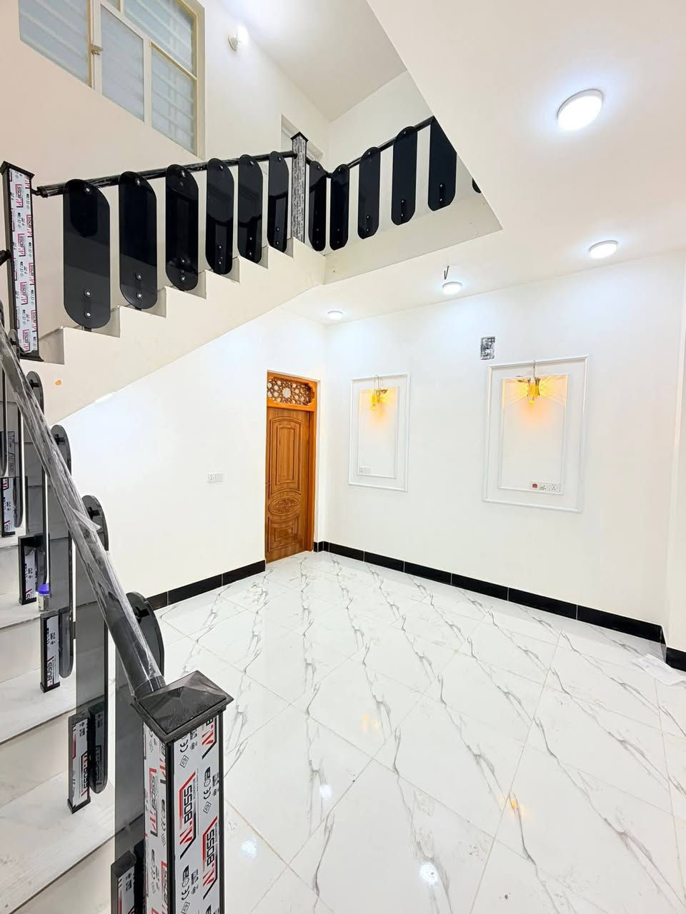 المساحه 100 متر  
💰 السعر: 48 مليون (قابل للتفاوض)
🏗️ البناء: طابوق  جمهوري
🏠 الأساس والسقف: صب كونكريت مركزي 

مواصفات البيت:
✅ غرفة نوم 1 🛏️
✅ أستقبال 
✅ صالة 🛋️
✅ مطبخ 🍽️
✅ صحيات 🚿

الخدمات المتوفرة:
🔹 ماء 💧
🔹 كهرباء ⚡
🔹 شوارع مبلطة 14 متر  🚗
🔹 مدارس قريبة 🏫
🔹أنترنيت ضوئي 
🔹 خط مولده 
📍 الموقع: النجف – حي ميسان، شارع الزوار 
خلف سكلة الكرعاوي
📜 طابو زراعي (إقرار محكمة)

📞 للتواصل: ***********

(ملاحضة ) متوفر لدينا كافة المساحات والدور  ألسكنية وعرصات 
وأراضي زراعيه
