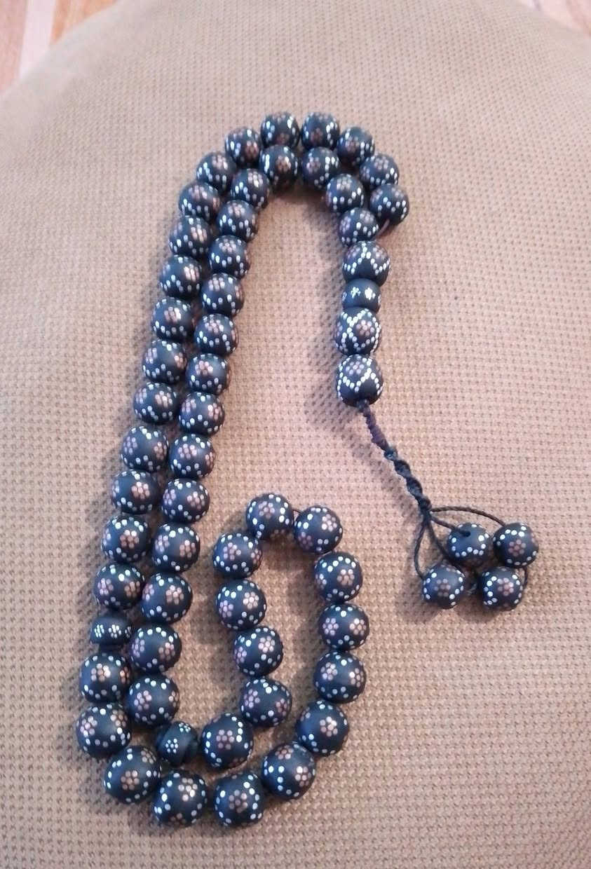 مسبحه من خشب الابنوس الافريقي 
تطعيم بالقلاي والمينا عدد 51 و48 حبه الطول 33سم 
سعر المسبحه 25 الف واصل بغداد وللمحافظات ***********
