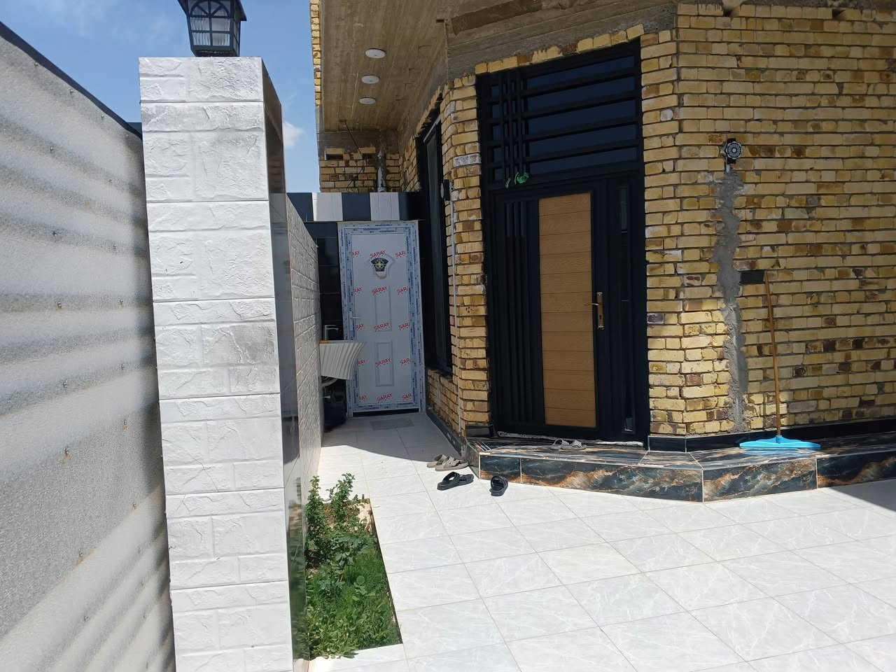 السلام عليكم بيت للبيع في واسط الكوت الموقع العسكري قرب شارع المشجر  مساحه 320ركن على شارع 60وعلى شارع 12مبني بيت 200متر على شارع 12ومخلي 120على 60ركن بناء جديد صار شهرين من مكمله فول على اخر حبايه بناء درجة اولى تريد بس البيت تريد البيت والقطعه
السلام عليكم بيت للبيع في واسط الكوت الموقع العسكري قرب شارع المشجر  مساحه 320ركن على شارع 60وعلى شارع 12مبني بيت 200متر على شارع 12ومخلي 120على 60ركن بناء جديد صار شهرين من مكمله فول على اخر حبايه بناء درجة اولى تريد بس البيت تريد البيت والقطعه 
الاتصال والاستفسار اكثر 
***********
***********
