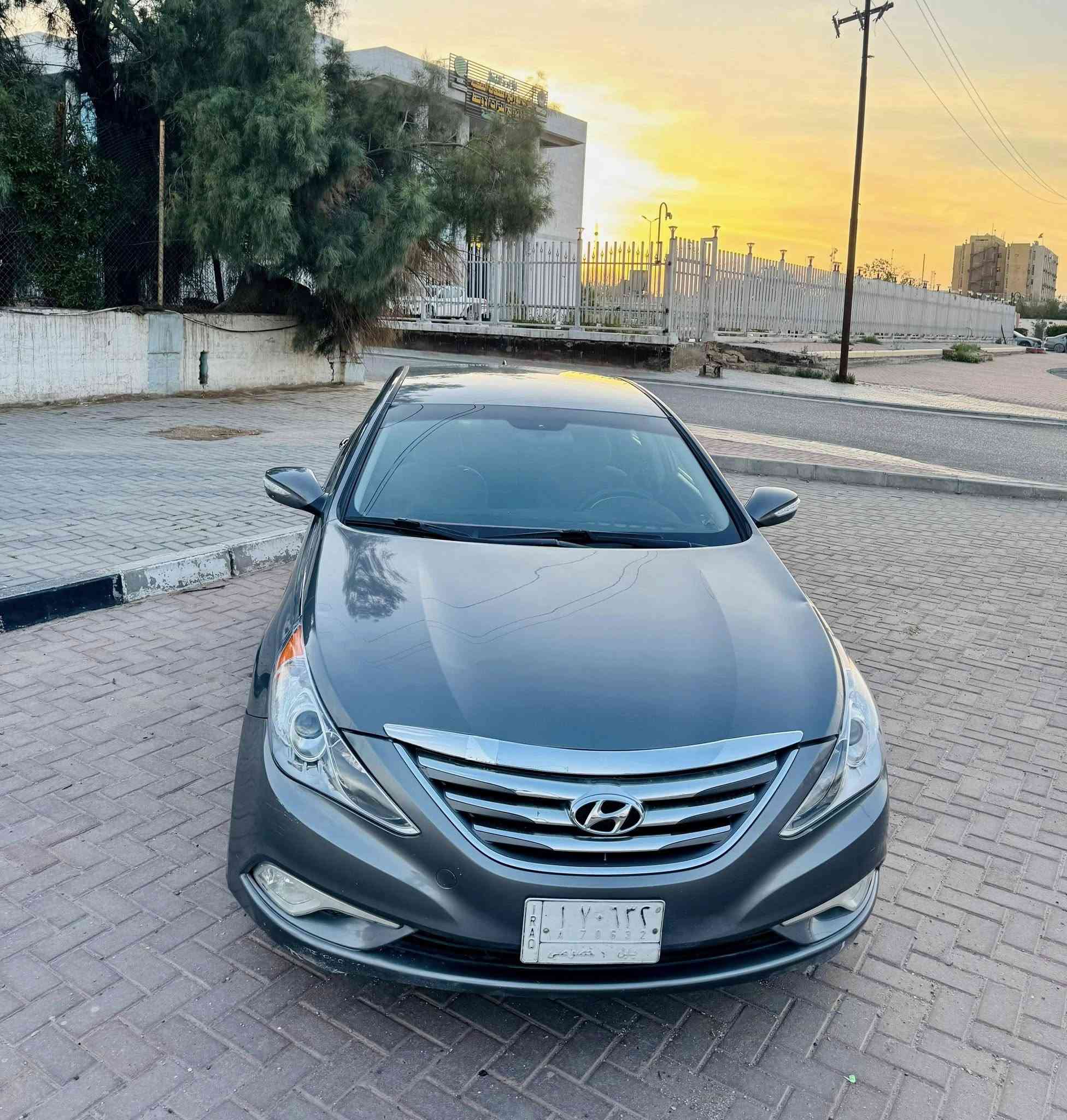 سوناتا موديل2014وارد امريكي حادثها جاملغ الخلفي وباب  وبل عراق بيها قطعتين صبغ بدون حادث كير ومكينه كفاله  تبريد ثلج حداديه جديده تخم تاير جديد ماشيه 90 موصفاتها كشنات كهربائيه تدفىه تبريد بل كشنات شاشه لمس بلادي 4انضمه قياده اشاير بل مري  كامره دواره بلادي السياره مانقصها اي شي  السعر 98وبيها مجال ***********مكان سياره كربلاء مركز مدينه
