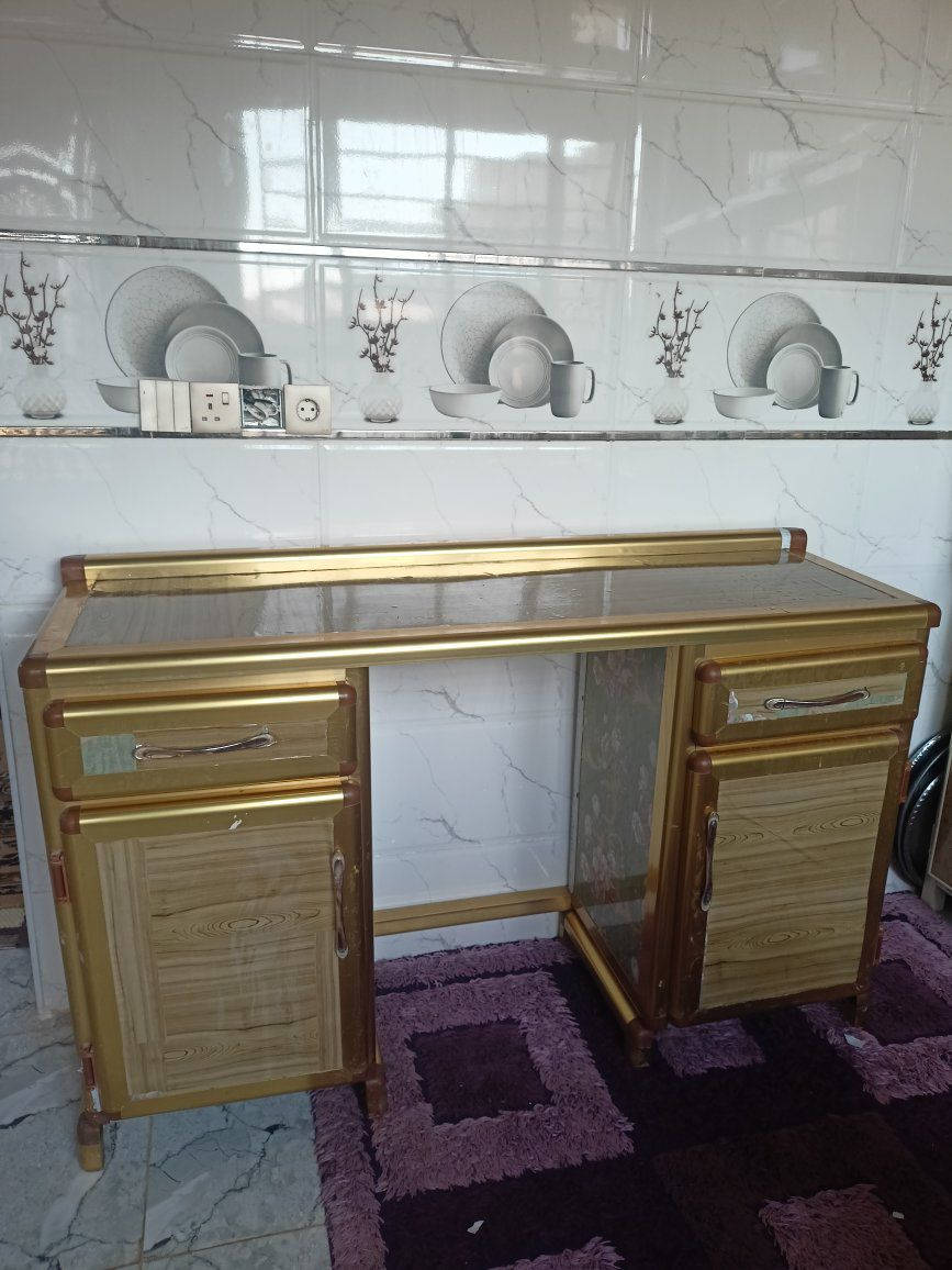 ميز حلاقه. الامنيوم. تفصال. وكلش نضيف. 
السعر. 70
***********
